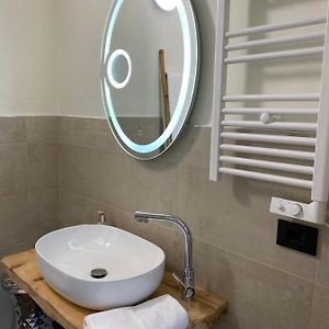 Camera accessibile ai disabili con letto king size